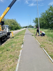 В проулке, расположенном между улицами Ленина и Пролетарской в селе Ванновском, начались работы по установке новых электроопор. Монтаж осуществляется в соответствии с современными стандартами безопасности и качества.