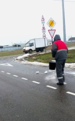 🌨️❄️ В нашем поселении сотрудники МКУ активно работают над борьбой с гололедом! 🚧✨