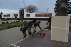 9 декабря - День Героев Отечества. На мемориальном комплексе в селе Ванновском состоялось торжественное возложение цветов к бюстам Героев.