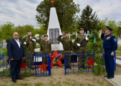 Курсанты ВПК "Дружина" возложили памятные венки к монументам воинской славы.