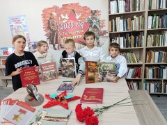 📚✨ К знаменательной дате в библиотечном пункте х. Новопеховский мы провели увлекательный обзор книжной выставки «Битва за Кавказ»! 