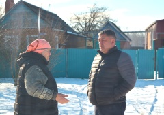 Глава поселения встретился с жителями улицы Ленина, где ведется строительство новой линии наружного освещения