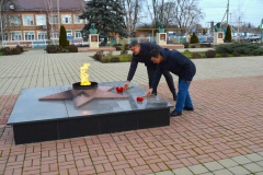🇷🇺⭐ В День защитника Отечества в Ванновском сельском поселении состоялось торжественное возложение цветов к мемориальному комплексу, посвященному памяти погибших героев.