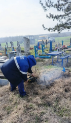 🌿🧹 Сегодня работники МКУ проводят санитарную уборку территории кладбища хутора Веселый